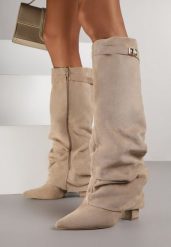 Ciemnobeżowe Kozaki na Słupku z Marszczoną Cholewką Imitującą Nogawkę Rittia. Brązowe kozaki damskie Born2be, z jeansu, bez obcasa, na obcasie, bez zapięcia. Za 169.99 zł.