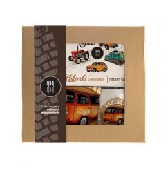 VW T2 — paczka (Zawartość paczki: koszulka, torba, kubek, słodycze; Rozmiar koszulki / bluzy: S (damska); Kolor koszulki / bluzy: biały; Rodzaj nadruk. Białe koszulki damskie nikiniki, s, bez wzorów, z bawełny, bez kołnierzyka, bez ramiączek. Za 169.00 zł.