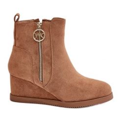 Ocieplane Botki Na Koturnie Z Ozdobnym Zamkiem Eko Zamszowe Camel Leretha brązowe. Brązowe botki damskie z zamszu, eleganckie, bez obcasa, na koturnie, bez zapięcia. Za 180.18 zł.