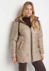 Ciemnobeżowa Pikowana Kurtka o Prostym Kroju z Kapturem Nileria. Brązowe kurtki damskie Born2be, plus size, bez wzorów, z dzianiny, z kapturem. Za 189.99 zł.