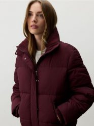 Pikowana kurtka - burgundowy. Czerwone kurtki damskie Reserved, l, bez wzorów, z tkaniny, bez kaptura. W wyprzedaży za 139.99 zł.