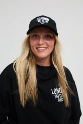 Czapka London Ski Club – czarna. Białe czapki z daszkiem damskie OOSC, bez wzorów, z materiału. Za 122.99 zł.
