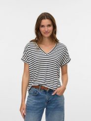 Vero Moda Koszulka w kolorze kremowym rozmiar: M. Brązowe bluzki damskie Vero Moda, m, bez wzorów, bez kołnierzyka, bez ramiączek. Za 81.45 zł.