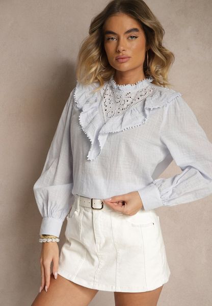 Niebieska Bluzka z Bawełny Zdobiona Ażurowym Haftem i Falbaną Nevole. Niebieskie bluzki damskie Renee, m, z aplikacjami, z bawełny, eleganckie, bez kołnierzyka, bez ramiączek. Za 59.99 zł.