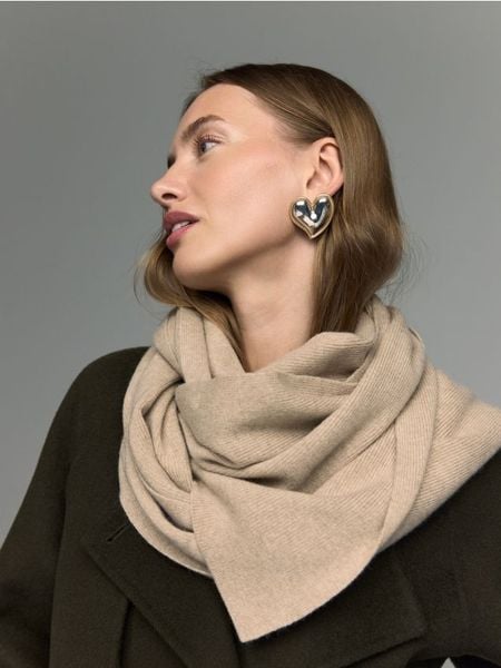 Wełniany szalik z domieszką kaszmiru - beżowy. Brązowe szaliki damskie Reserved, bez wzorów, z kaszmiru. Za 199.99 zł.