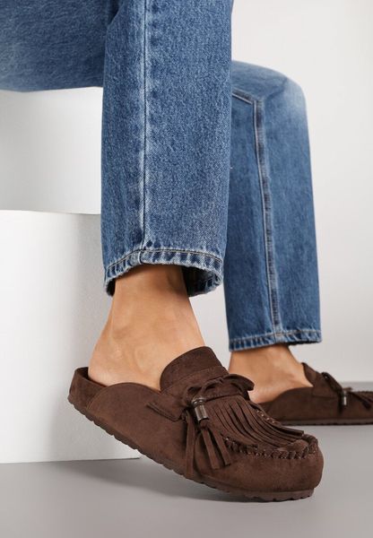 Ciemnobrązowe Klapki Ozdobione Kokardą i Frędzlami Felindrise. Brązowe klapki damskie Renee, z aplikacjami, bez obcasa, na płaskiej podeszwie, bez zapięcia. Za 119.99 zł.