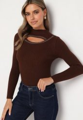 Brązowy Prążkowany Golf z Wycięciem Przy Dekolcie z Cyrkoniami Wokół Merithias. Brązowe golfy damskie Born2be, z aplikacjami, z bawełny, bez ramiączek. Za 49.99 zł.