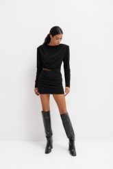 Sukienka z wycięciem i długim rękawem w kolorze SHINY BLACK - MATHILDE-S. Czarne sukienki damskie Marsala, bez wzorów, z gumy, bez ramiączek. W wyprzedaży za 99.98 zł.