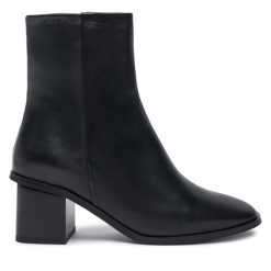 Botki Calvin Klein. Czarne botki damskie Calvin Klein, bez obcasa, na słupku, bez zapięcia. Za 849.99 zł.