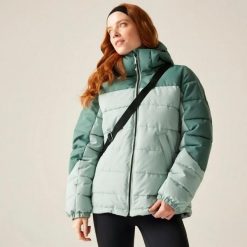 Damska kurtka z kapturem Regatta Aldthorn. Zielone kurtki damskie Regatta, m, bez wzorów, z materiału, z kapturem. Za 310.00 zł.