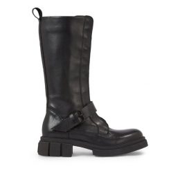 Kozaki Tommy Hilfiger. Czarne kozaki damskie Tommy Hilfiger, bez obcasa, na płaskiej podeszwie, bez zapięcia. Za 1,099.00 zł.