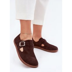 Zamszowe Półbuty Barefoot Damskie Z Klamrą Łaty Zazoo N1261 Czekoladowe brązowe. Brązowe półbuty damskie na lato, bez wzorów, z zamszu, bez obcasa, bez zapięcia. Za 460.29 zł.