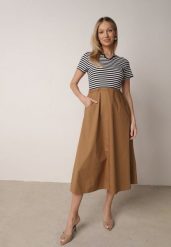 Niebieska Rozkloszowana Sukienka z Bawełny Imitująca Bluzkę w Paski i Spódnicę Chathusa. Niebieskie sukienki damskie Born2be, bez wzorów, z bawełny, klasyczne, bez ramiączek. Za 99.99 zł.