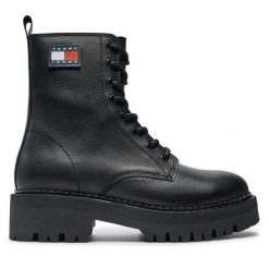 Trapery Tommy Jeans. Czarne trapery damskie Tommy Jeans, z jeansu, bez zapięcia. Za 799.99 zł.