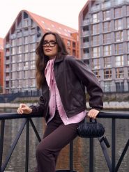 Kurtka bomberka z imitacji skóry - brązowy. Brązowe kurtki damskie Sinsay, l, bez wzorów, ze skóry, bez kaptura. Za 89.99 zł.