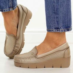 Beżowe skórzane mokasyny damskie Vinceza 39989. Brązowe mokasyny damskie VINCEZA, na jesień, z jeansu, z okrągłym noskiem, bez obcasa. Za 219.00 zł.