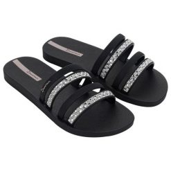 Klapki Ipanema Chic Slide Fem 83707 BE140 czarne. Czarne klapki damskie bez wzorów, z materiału, bez obcasa, bez zapięcia. Za 218.61 zł.