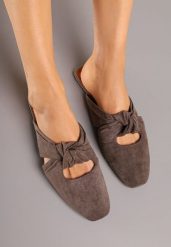 Brązowe Klapki Mule Vices Zdobione Supłem Lavisse. Brązowe klapki damskie Born2be, z aplikacjami, z jeansu, bez obcasa, na płaskiej podeszwie, bez zapięcia. Za 59.99 zł.
