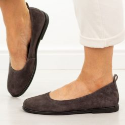 Brązowe skórzane baleriny damskie Filippo Dp7741/26. Brązowe balerinki damskie Filippo, bez wzorów, z jeansu, z okrągłym noskiem. Za 219.00 zł.