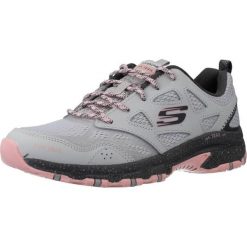 Buty SKECHERS HILLCREST-PURE ESCAPADE Szary. Szare obuwie trekkingowe damskie Skechers, bez zapięcia. Za 343.42 zł.