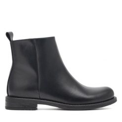 Botki Clara Barson. Czarne botki damskie Clara Barson, bez obcasa, na płaskiej podeszwie, bez zapięcia. Za 119.99 zł.