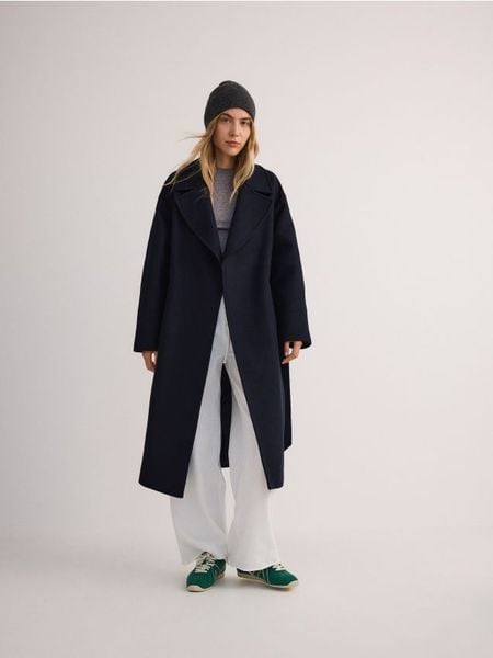 Płaszcz z wełną Manteco - granatowy. Niebieskie płaszcze damskie Reserved, l, bez wzorów, z tkaniny, bez kaptura. W wyprzedaży za 459.99 zł.