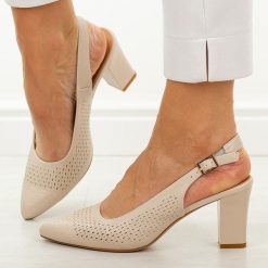 Cieliste czółenka damskie na słupku Sergio Leone Sk164. Czółenka damskie Sergio Leone, w ażurowe wzory, z jeansu, bez obcasa, na słupku. W wyprzedaży za 152.10 zł.