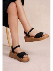 Foreverfolie Sandały w kolorze czarnym na koturnie rozmiar: 41. Czarne sandały damskie Foreverfolie, bez wzorów, z otwartym noskiem, bez obcasa, na koturnie, bez zapięcia. Za 104.99 zł.