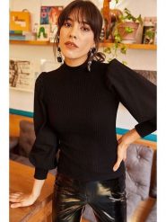 Olalook Bluzka w kolorze czarnym rozmiar: S. Czarne bluzki damskie Olalook, s, bez wzorów, z bawełny, bez kołnierzyka, bez ramiączek. Za 52.30 zł.