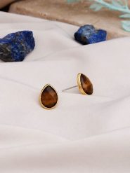 L'Atelier de Gaia Pozłacane kolczyki-wkrętki z tygrysim okiem rozmiar: onesize. Brązowe kolczyki damskie L'Atelier de Gaia, pozłacane. Za 36.95 zł.