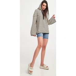 Spodenki jeansowe ARMANI EXCHANGE. Szorty damskie Armani Exchange, bez wzorów, z jeansu. W wyprzedaży za 248.57 zł.