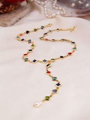 Pierres de Jade Pozłacany naszyjnik z elementami ozdobnymi - dł. 50 cm rozmiar: onesize. Białe naszyjniki damskie Pierres de Jade, z kryształem, pozłacane. Za 43.99 zł.