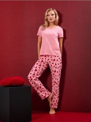 Bawełniana piżama dwuczęściowa z motywem serca - różowy. Czerwone piżamy damskie Sinsay, bez wzorów, z bawełny, bez ramiączek. Za 29.99 zł.