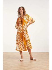 Smashed Lemon Sukienka w kolorze pomarańczowo-kremowym rozmiar: 3XL. Brązowe sukienki damskie Smashed Lemon, bez wzorów, z tkaniny, bez ramiączek. Za 239.95 zł.