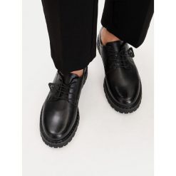 Półbuty Tamaris. Czarne półbuty damskie Tamaris, bez wzorów, bez obcasa, bez zapięcia. Za 355.99 zł.