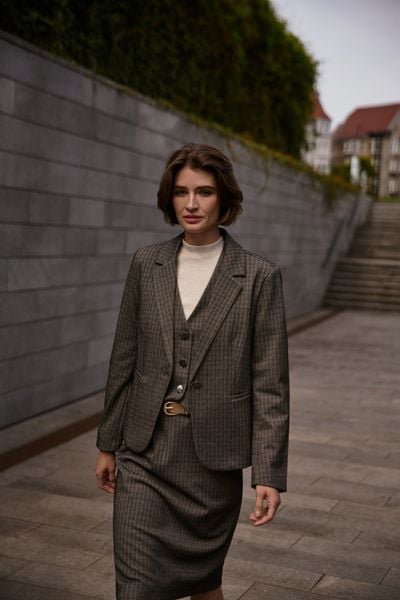 Jednorzędowa marynarka ciemnobeżowa. Brązowe marynarki i żakiety damskie MOODO, l, bez wzorów, z elastanu. Za 199.99 zł.