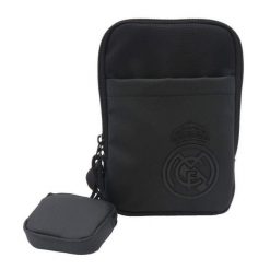 Real Madryt saszetka na ramię Cross Body Bag czarna. Czarne nerki i saszetki damskie REAL MADRID, bez wzorów. Za 89.00 zł.