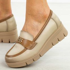 Beżowe mokasyny damskie na koturnie Potocki 12606. Brązowe mokasyny damskie POTOCKI, na jesień, z jeansu, z okrągłym noskiem, bez obcasa. Za 169.00 zł.