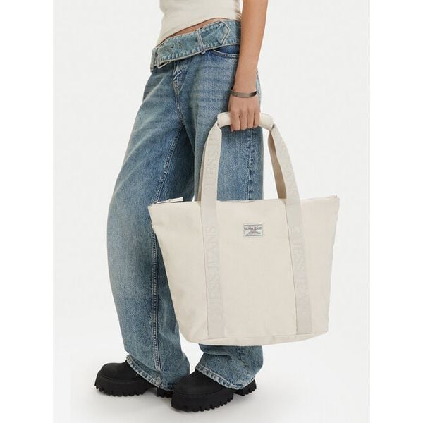 Torebka Guess Jeans. Białe shopper bag Guess Jeans, z aplikacjami, z jeansu, bez dodatków. Za 143.99 zł.