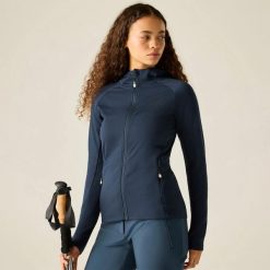 Damska bluza Ventura z kapturem i elastyczną warstwą pośrednią. Niebieskie bluzy damskie Dare 2b, bez wzorów, z materiału, z kapturem. Za 328.00 zł.