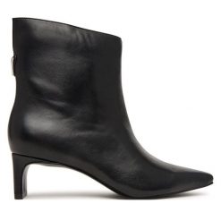 Botki Guess. Czarne botki damskie Guess, bez obcasa, na słupku, bez zapięcia. Za 764.99 zł.