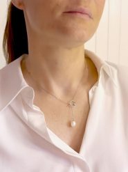 ATELIERS SAINT GERMAIN Srebrny naszyjnik z perłą - dł. 42 cm rozmiar: onesize. Szare naszyjniki damskie ATELIERS SAINT GERMAIN, z cyrkonią, srebrne. Za 254.14 zł.