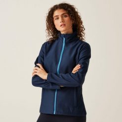Damska kurtka softshell Ablaze z nadrukiem. Niebieskie kurtki damskie Regatta, na jesień, bez wzorów, z softshellu, bez kaptura. Za 199.99 zł.