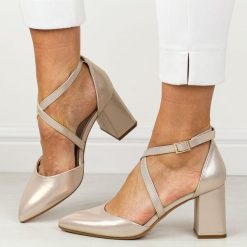 Złote błyszczące sandały damskie na słupku z zakrytymi palcami i pietą Sergio Leone Sk840. Żółte sandały damskie Sergio Leone, bez wzorów, ze skóry, bez obcasa, na słupku, bez zapięcia. Za 169.00 zł.