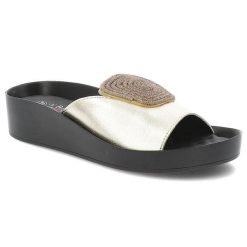 Klapki damskie S. Barski, ze skóry naturalnej z ozdobą na platformie, złote, KV51-028. Żółte klapki damskie S.BARSKI, z aplikacjami, ze skóry, bez obcasa, na koturnie, bez zapięcia. Za 139.00 zł.