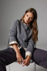 WEŁNIANY SWETER LAURA SZARY S - Flawless. Szare swetry klasyczne damskie Flawless, s, z dzianiny, bez kołnierzyka. Za 679.00 zł.