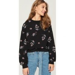 Bluza z nadrukiem all over - Czarny. Czarne bluzy damskie Sinsay, z nadrukiem. W wyprzedaży za 29.99 zł.