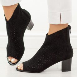 Czarne sandały damskie na obcasie z zakrytą piętą M.Daszyński 1954-23. Czarne sandały damskie M.Daszyński, w ażurowe wzory, z materiału, bez obcasa, na obcasie, bez zapięcia. Za 179.00 zł.