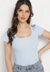 Jasnoniebieska Bawełniana Bluzka z Ozdobnymi Pagonami i Krótkim Rękawem Maelwina. Niebieskie bluzki damskie Born2be, bez wzorów, z bawełny, eleganckie, bez kołnierzyka, bez ramiączek. Za 64.99 zł.