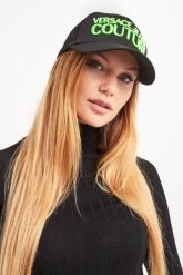 CZAPKA Z DASZKIEM VERSACE JEANS COUTURE. Czapki z daszkiem damskie Versace Jeans Couture, bez wzorów, z jeansu. W wyprzedaży za 59.70 zł.